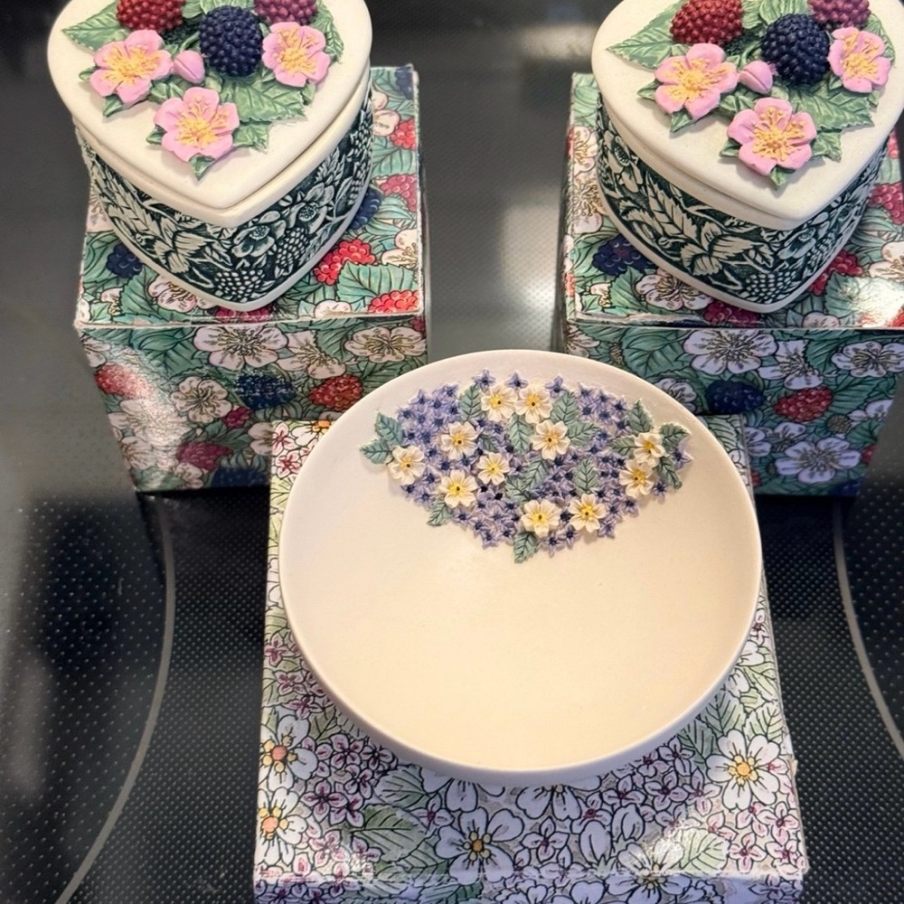 Never used Vintage Floral Heart-Shaped
Trinket Boxes and Domed
Trinket Bowl